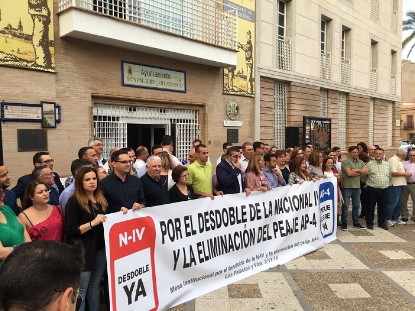 Concentración en Los Palacios por la liberalización del peaje en la AP4 y el desdoble de la N-IV