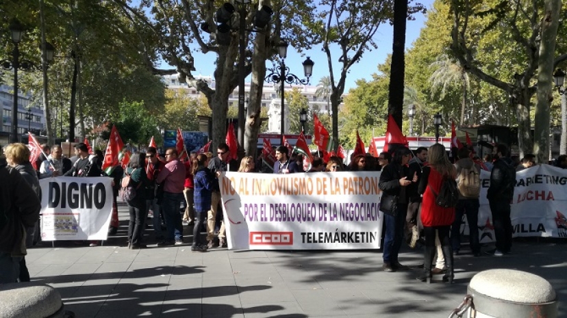 Concentración ante el Ayuntamiento de Sevilla para reclamar un convenio digno en el sector de contact center