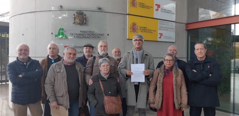IU Sevilla entrega un escrito a la Seguridad Social para recabar información sobre  “La Hucha&quot; de las Pensiones