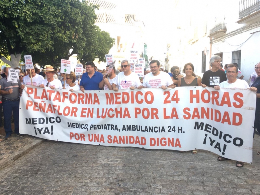 Manifestación en Peñaflor en demanda de un médico 24 horas