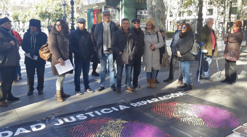 Apoyo de IU Sevilla a la concentración realizada hoy por la exhumación de la Fosa común de Pico Reja