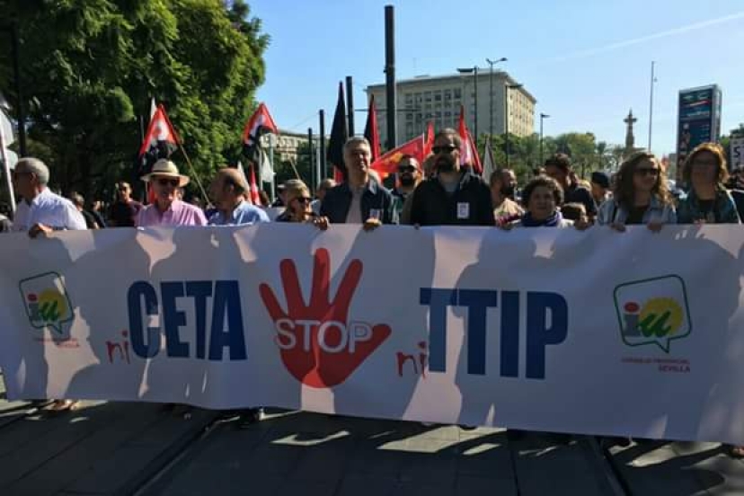Pancarta de IU Sevilla en la manifestación contra el CETA y TTIP