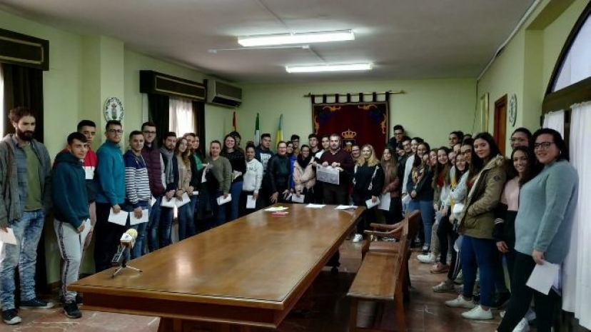 Aznalcóllar: Entrega de becas a estudiantes del municipio